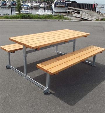 Hornslet bord-bænke system med hjul. Planker i svensk nordlandsfyr